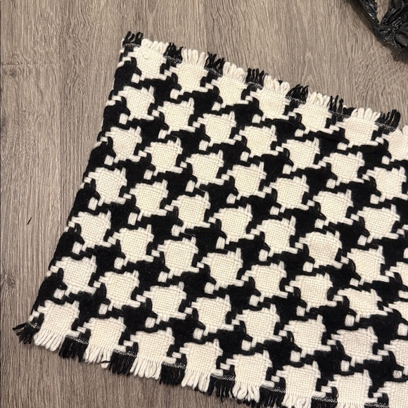 💯 Cashmere Black and White Scarf - Picture 5 of 6